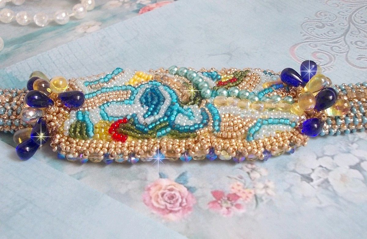 Bracelet Papillon Or Bleu brod&eacute; avec des Cristaux de Swarovski; des gouttes lisses, des facettes, des rocailles et un fermoir en Gold Filled 14 carats