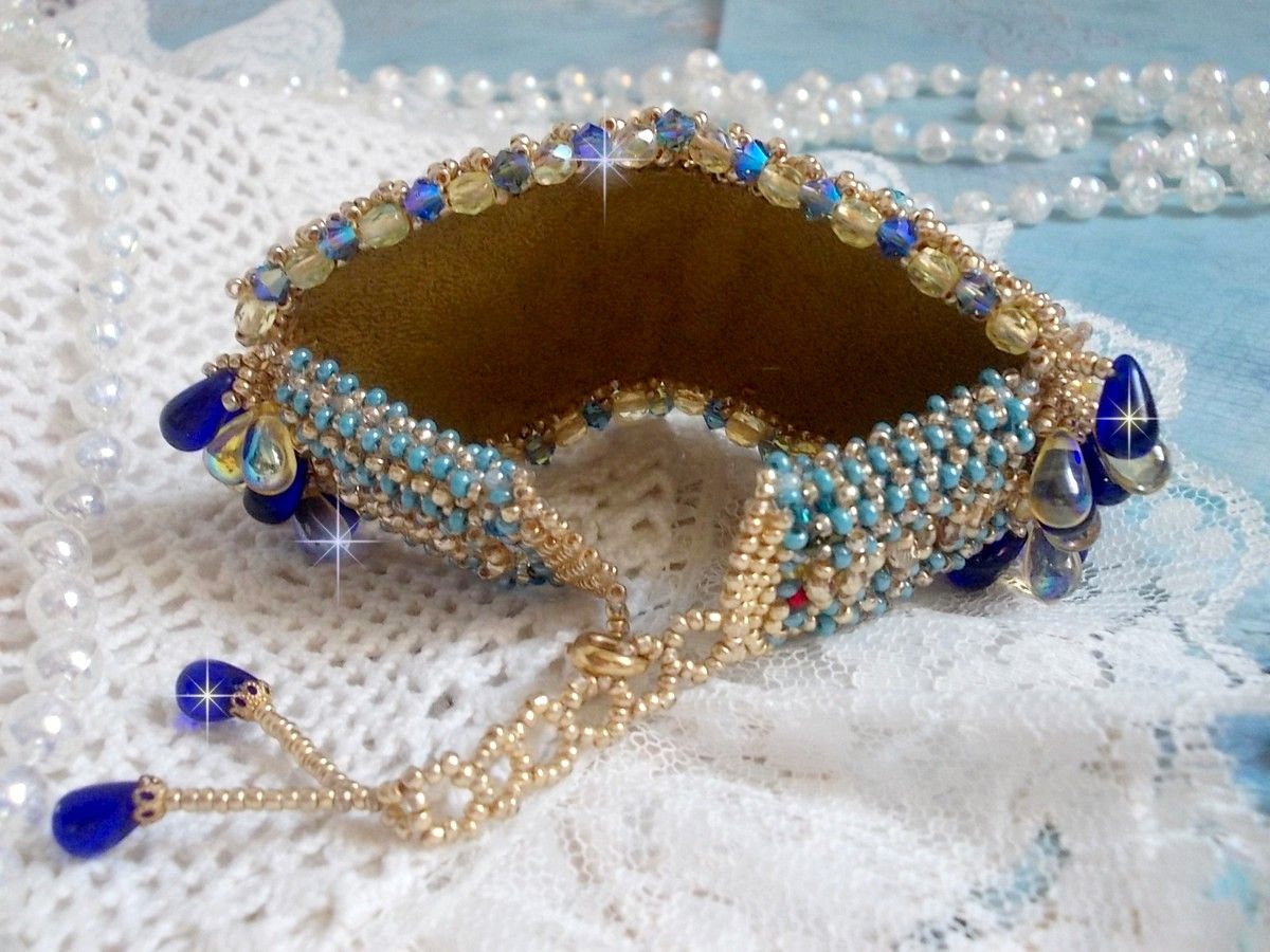 Bracelet Papillon Or Bleu brod&eacute; avec des Cristaux de Swarovski; des gouttes lisses, des facettes, des rocailles et un fermoir en Gold Filled 14 carats