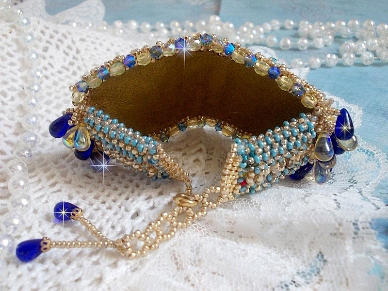Bracelet Papillon Or Bleu brod&eacute; avec des Cristaux de Swarovski; des gouttes lisses, des facettes, des rocailles et un fermoir en Gold Filled 14 carats