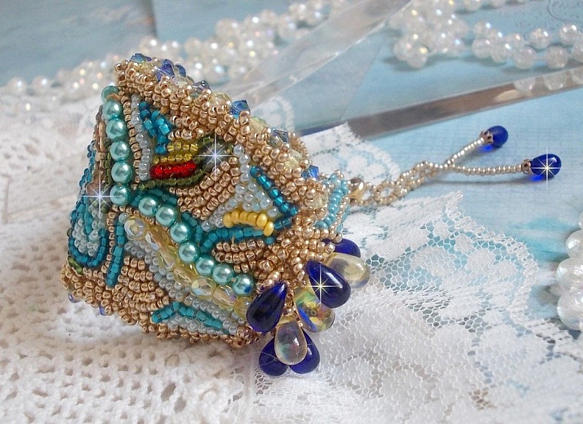 Bracelet Papillon Or Bleu brod&eacute; avec des Cristaux de Swarovski; des gouttes lisses, des facettes, des rocailles et un fermoir en Gold Filled 14 carats