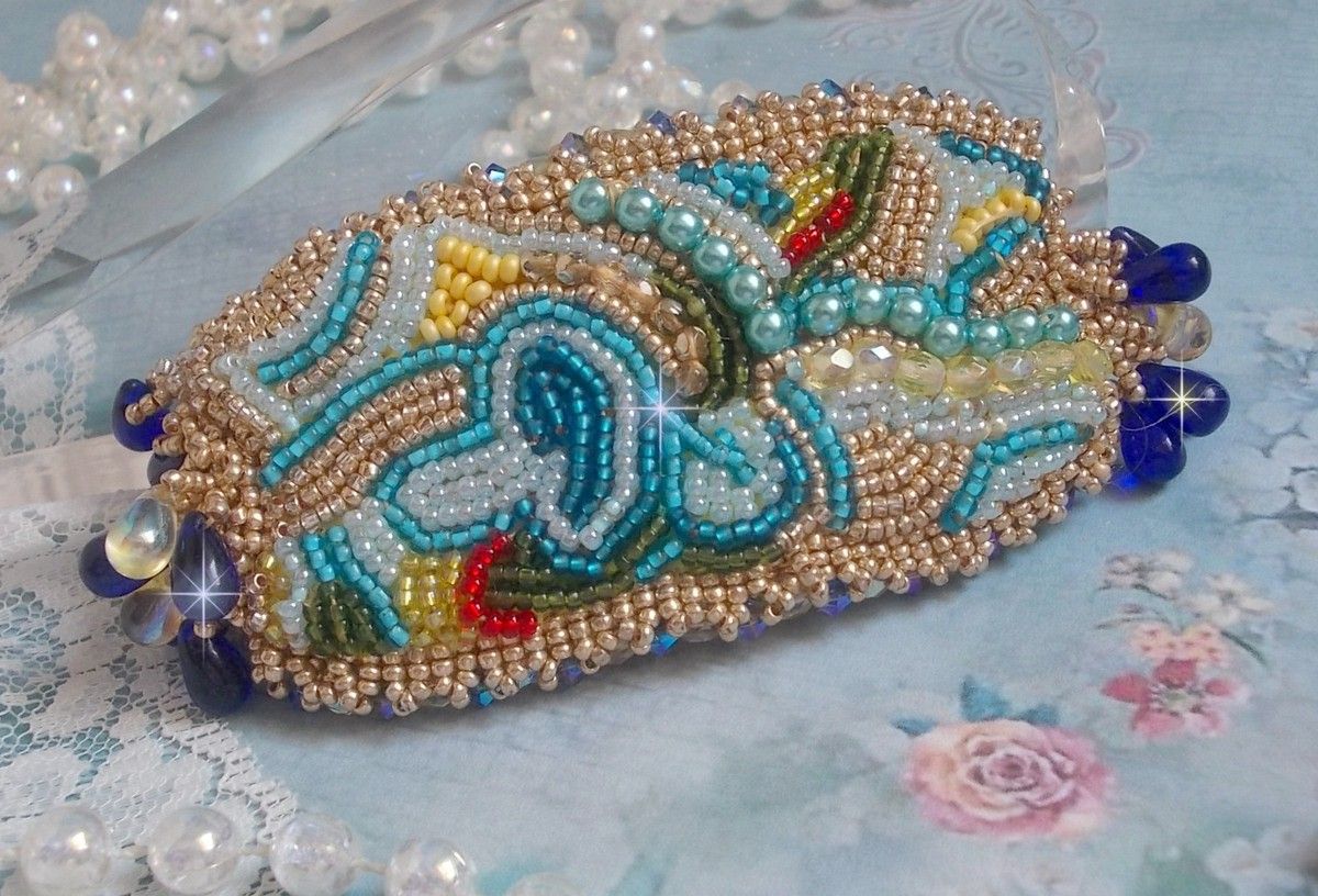 Bracelet Papillon Or Bleu brod&eacute; avec des Cristaux de Swarovski; des gouttes lisses, des facettes, des rocailles et un fermoir en Gold Filled 14 carats