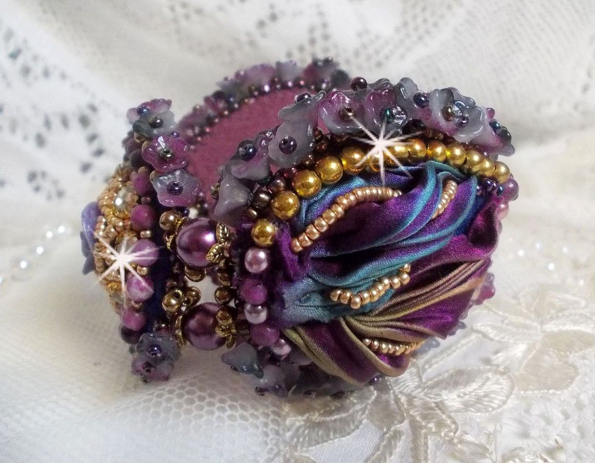 Bracelet La Passionn&eacute;e de Venise brod&eacute; avec un ruban de soie Purple, des pierres semi-pr&eacute;cieuse : Les sugililtes et des rocailles