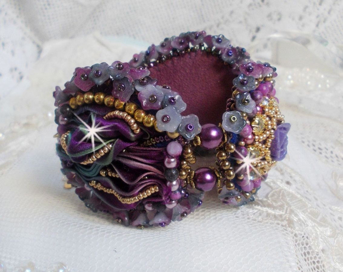 Bracelet La Passionn&eacute;e de Venise brod&eacute; avec un ruban de soie Purple, des pierres semi-pr&eacute;cieuse : Les sugililtes et des rocailles