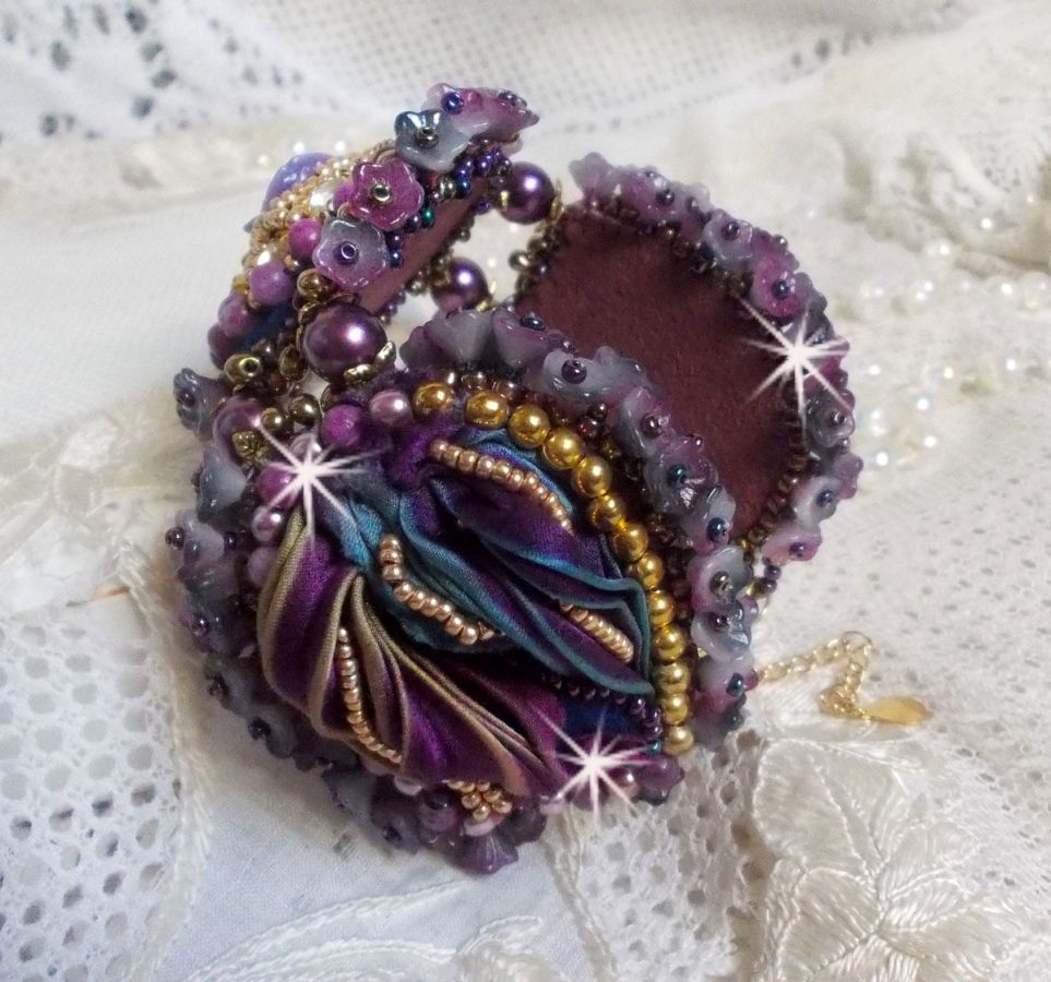 Bracelet La Passionn&eacute;e de Venise brod&eacute; avec un ruban de soie Purple, des pierres semi-pr&eacute;cieuse : Les sugililtes et des rocailles