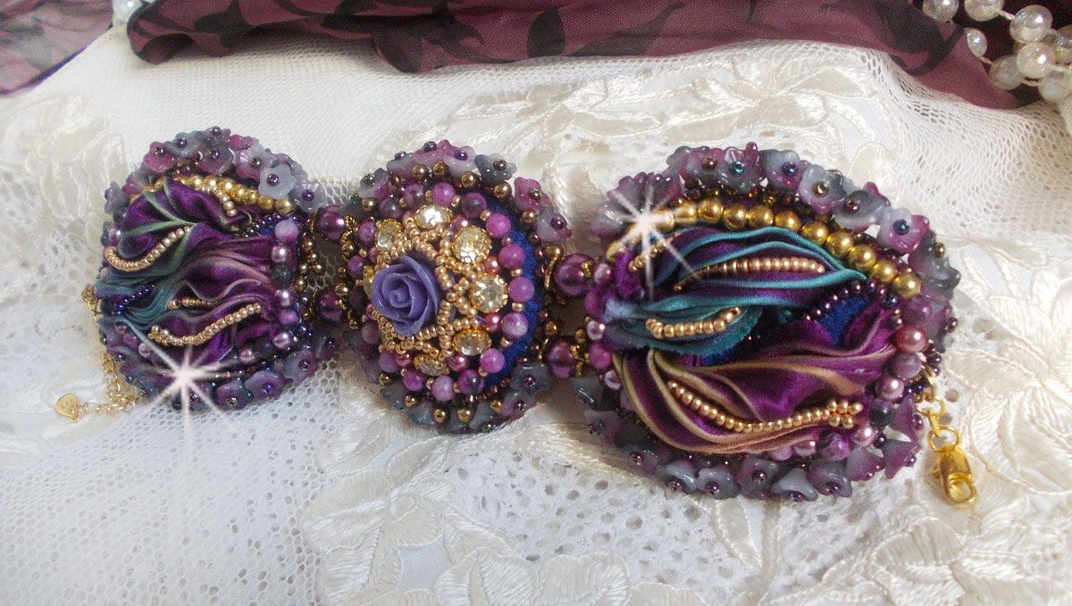 Bracelet La Passionn&eacute;e de Venise brod&eacute; avec un ruban de soie Purple, des pierres semi-pr&eacute;cieuse : Les sugililtes et des rocailles