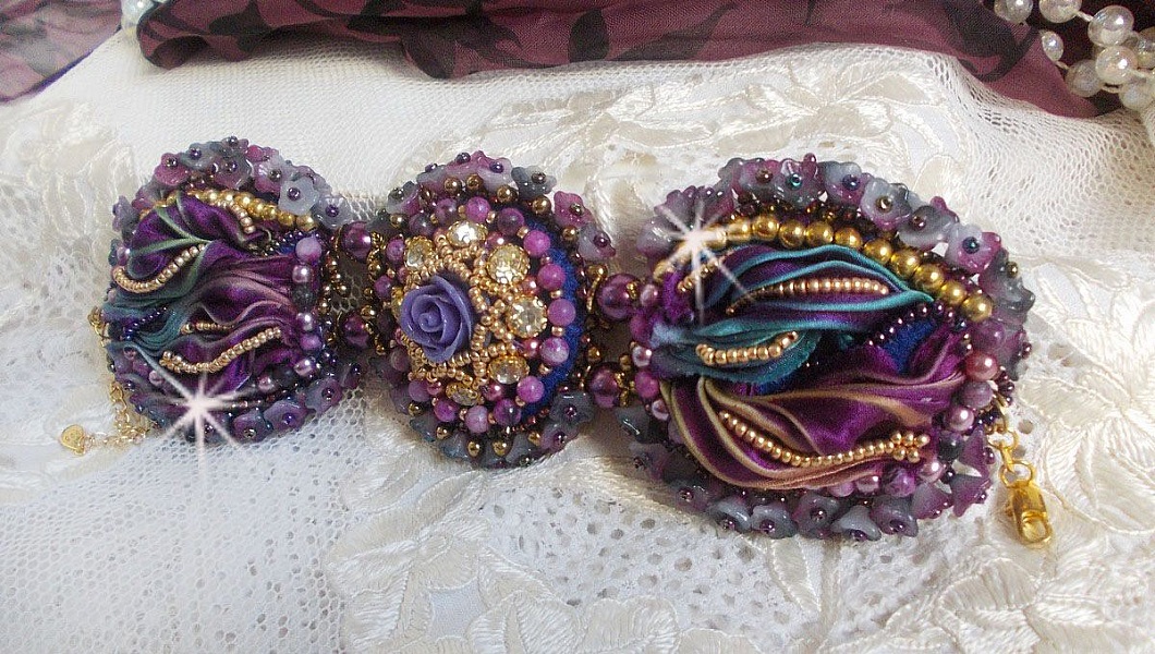 Bracelet La Passionn&eacute;e de Venise brod&eacute; avec un ruban de soie Purple, des pierres semi-pr&eacute;cieuse : Les sugililtes et des rocailles