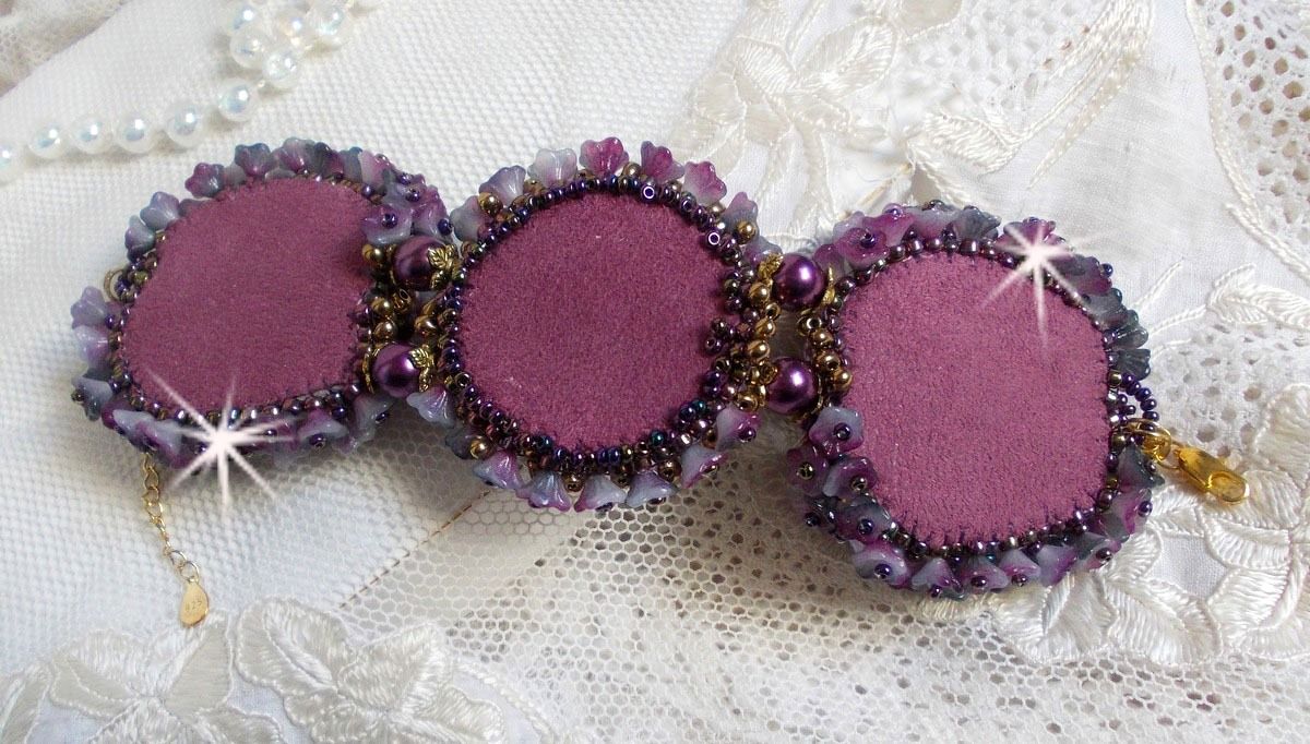 Bracelet La Passionn&eacute;e de Venise brod&eacute; avec un ruban de soie Purple, des pierres semi-pr&eacute;cieuse : Les sugililtes et des rocailles