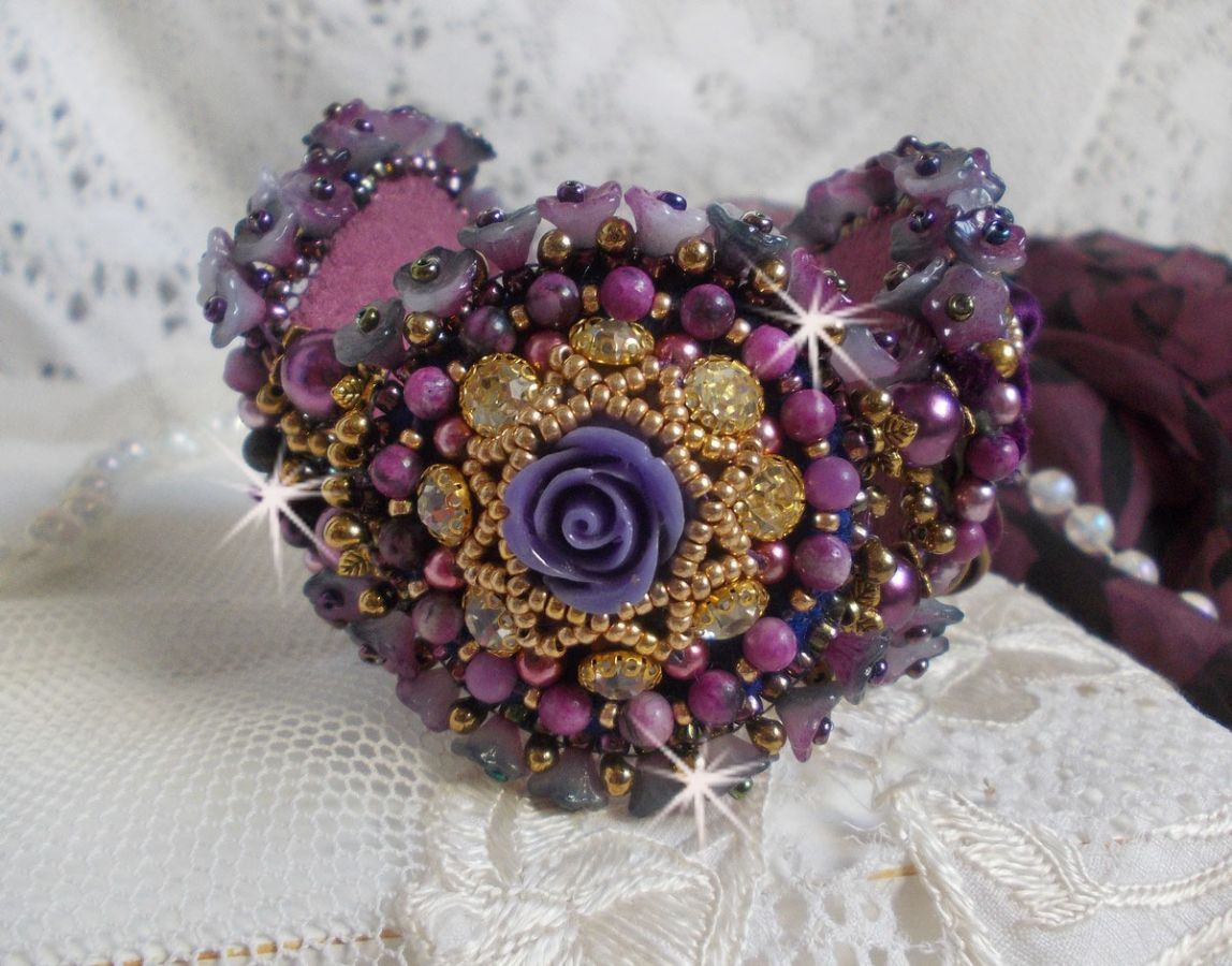 Bracelet La Passionn&eacute;e de Venise brod&eacute; avec un ruban de soie Purple, des pierres semi-pr&eacute;cieuse : Les sugililtes et des rocailles
