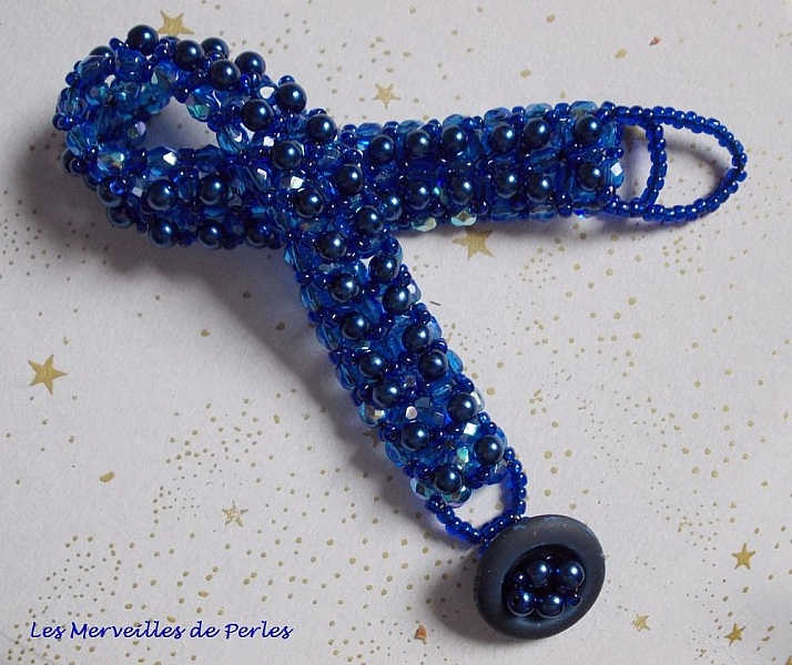 Bracelet Bleu Nuit avec des perles nacr&eacute;es en verre et des facettes