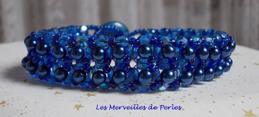 Bracelet Bleu Nuit avec des perles nacr&eacute;es en verre et des facettes