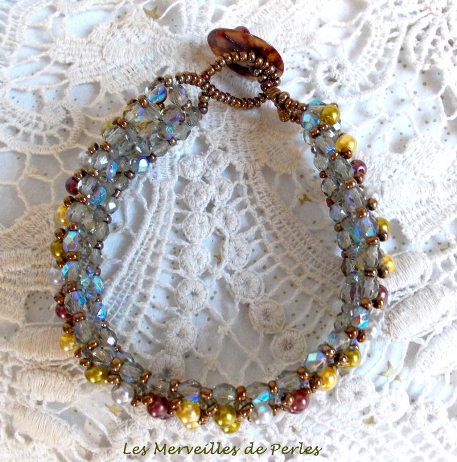 Bracelet Boutons nacr&eacute;es avec des perles nacr&eacute;es en verre et des facettes