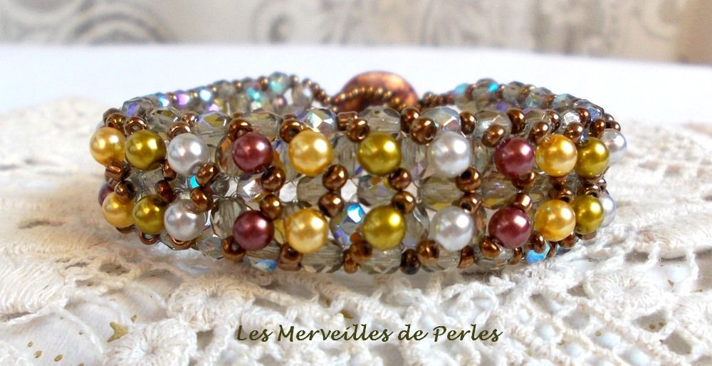 Bracelet Boutons nacr&eacute;es avec des perles nacr&eacute;es en verre et des facettes
