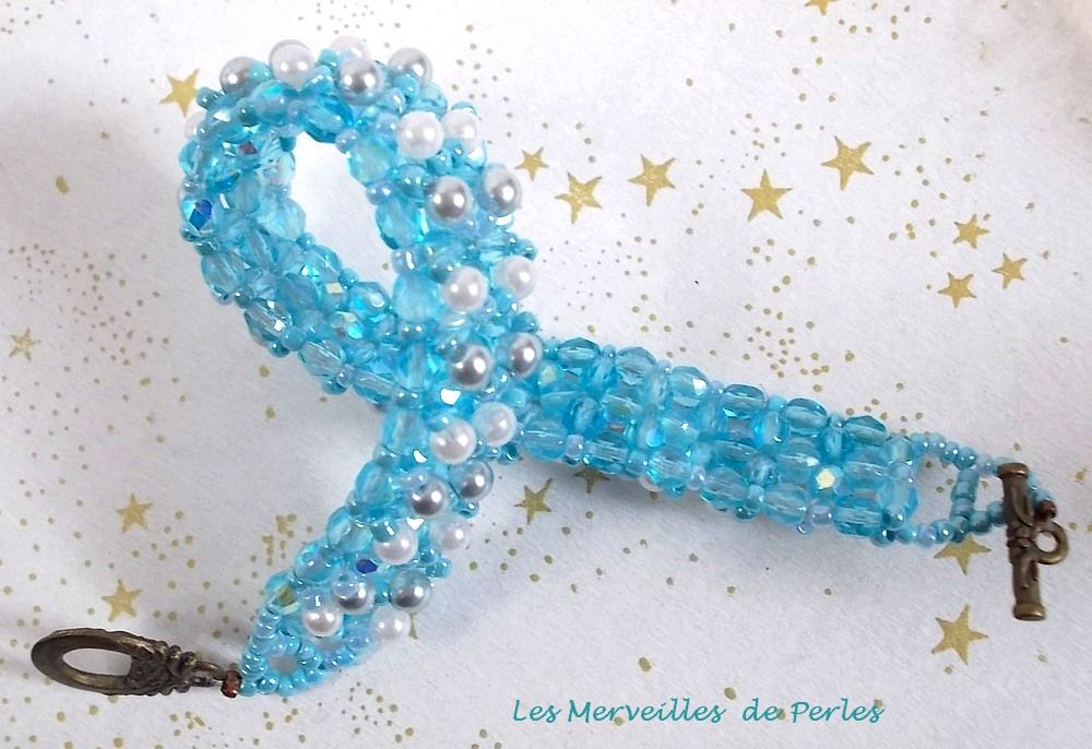 Bracelet en perles C&eacute;leste avec des facettes et des perles nacr&eacute;es en verre