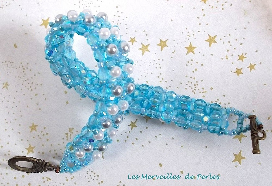 Bracelet en perles C&eacute;leste avec des facettes et des perles nacr&eacute;es en verre