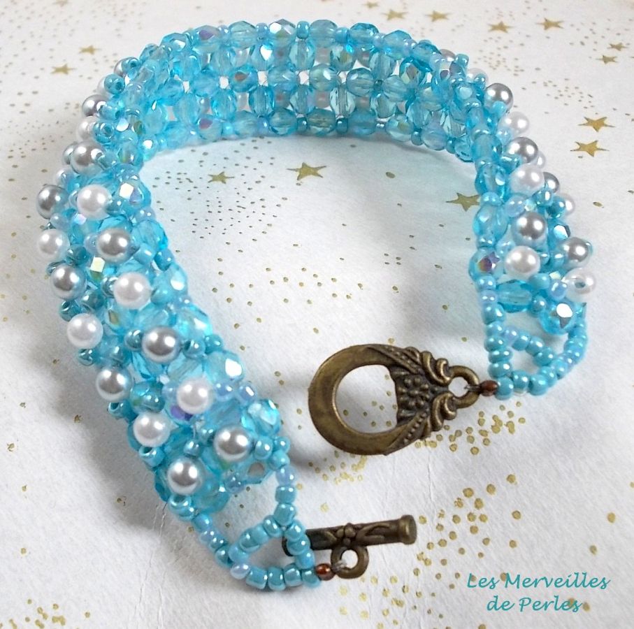 Bracelet en perles C&eacute;leste avec des facettes et des perles nacr&eacute;es en verre
