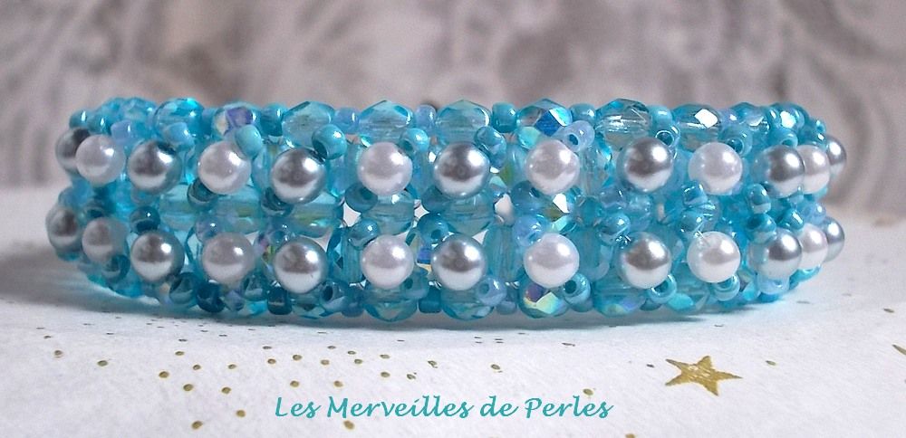 Bracelet en perles C&eacute;leste avec des facettes et des perles nacr&eacute;es en verre
