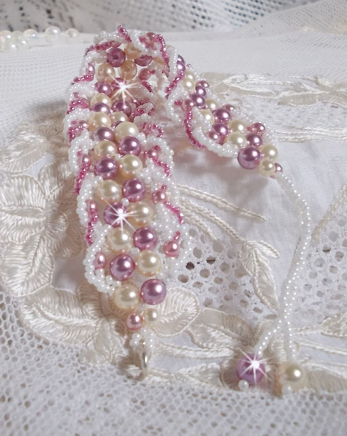 Bracelet D&eacute;tente Avec des perles nacr&eacute;es en cristal de Swarovski