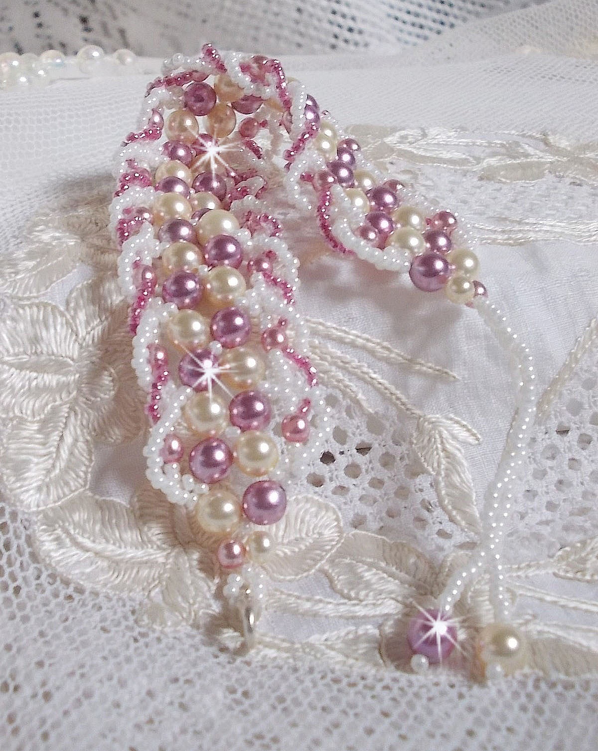 Bracelet D&eacute;tente Avec des perles nacr&eacute;es en cristal de Swarovski