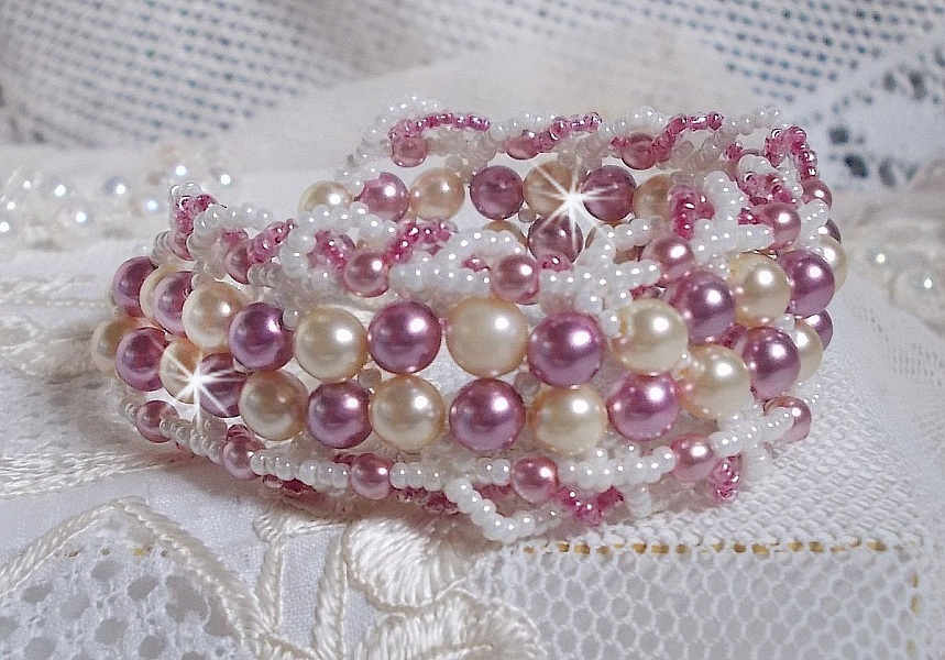 Bracelet D&eacute;tente Avec des perles nacr&eacute;es en cristal de Swarovski