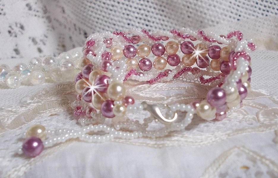 Bracelet D&eacute;tente Avec des perles nacr&eacute;es en cristal de Swarovski