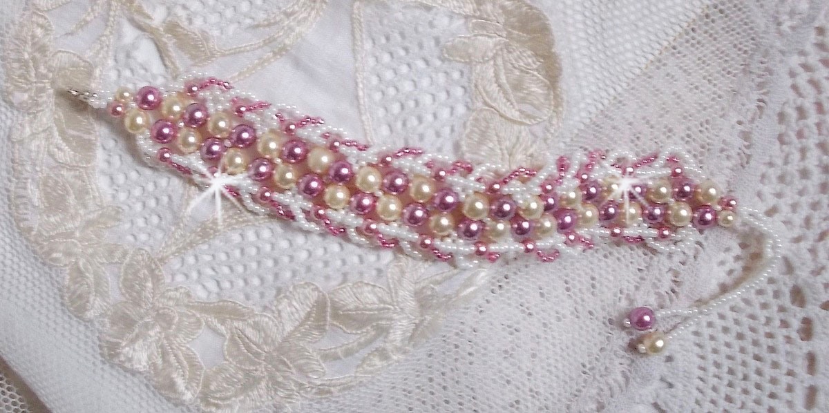 Bracelet D&eacute;tente Avec des perles nacr&eacute;es en cristal de Swarovski