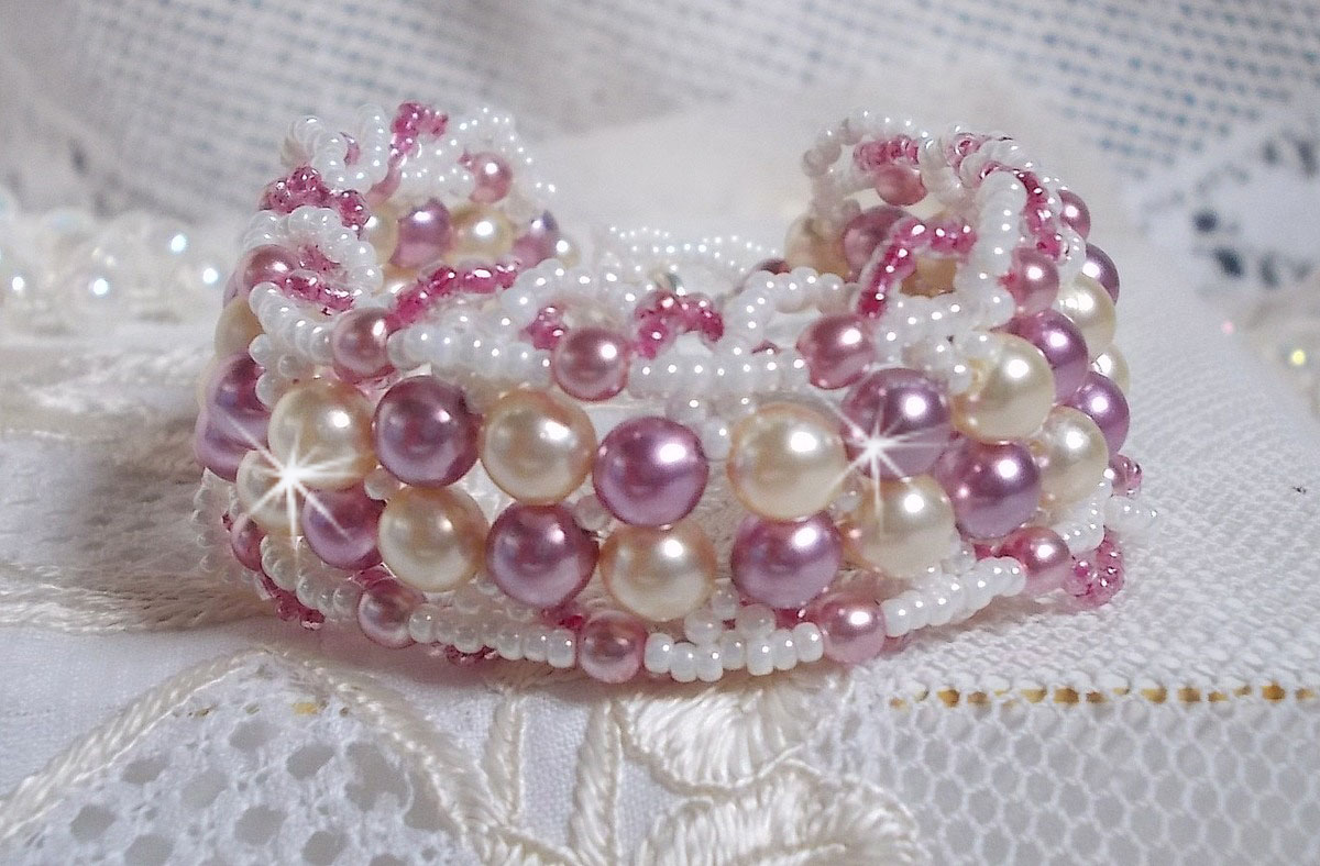 Bracelet D&eacute;tente Avec des perles nacr&eacute;es en cristal de Swarovski