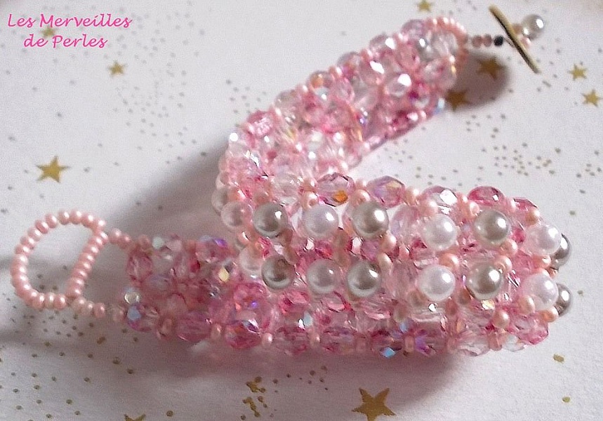 Bracelet perles Gouttes de rose avec des perles nacr&eacute;es et des facettes.