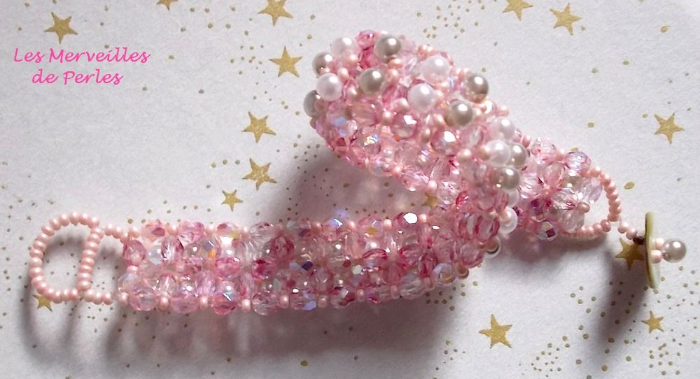 Bracelet perles Gouttes de rose avec des perles nacr&eacute;es et des facettes.