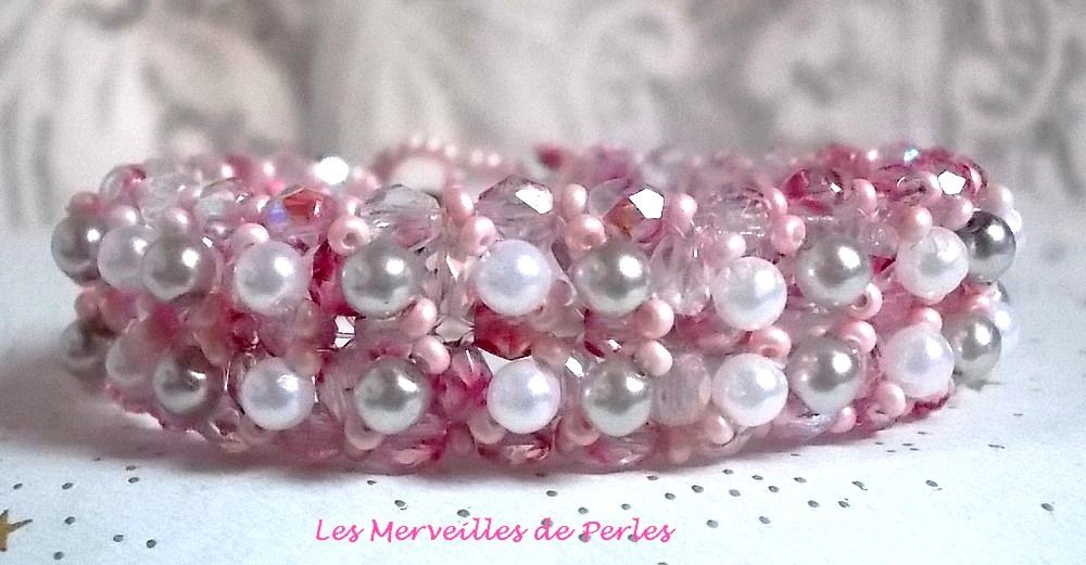 Bracelet perles Gouttes de rose avec des perles nacr&eacute;es et des facettes.