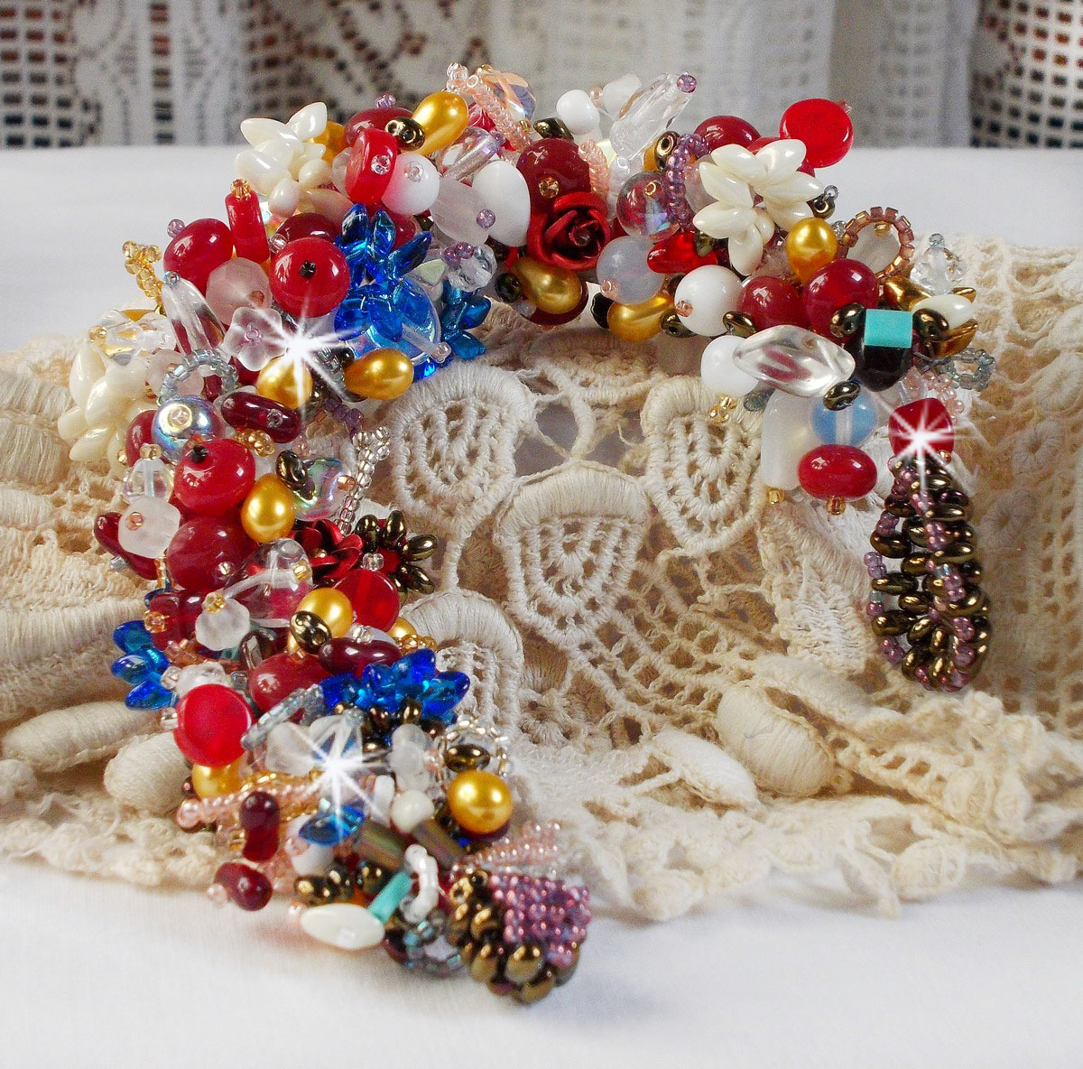 Bracelet Printemps color&eacute; avec des perles nacr&eacute;es, des cristaux de Swarovski et diverses perles
