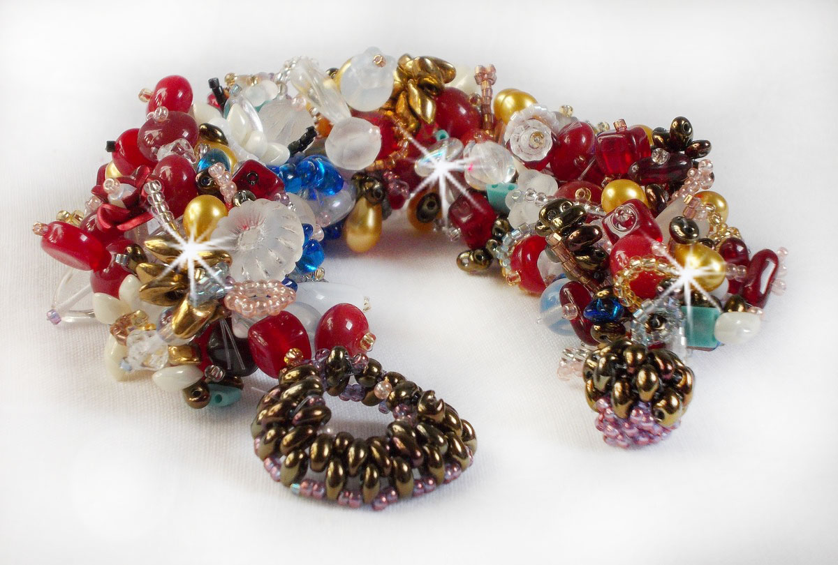 Bracelet Printemps color&eacute; avec des perles nacr&eacute;es, des cristaux de Swarovski et diverses perles