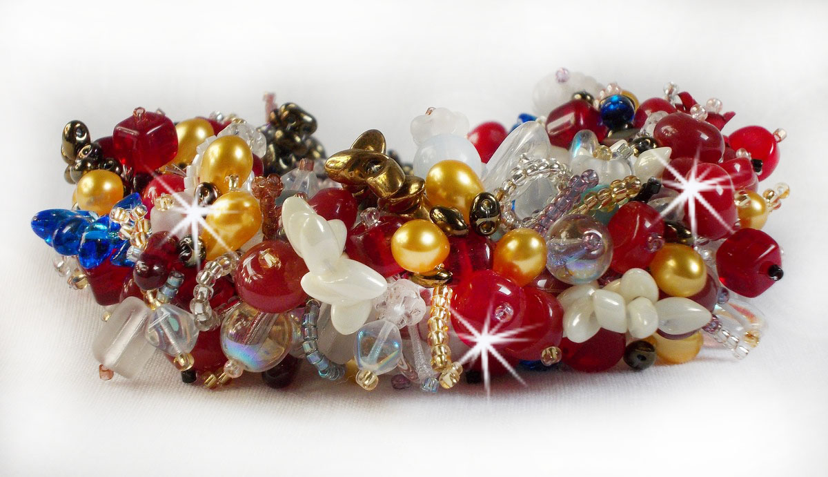 Bracelet Printemps color&eacute; avec des perles nacr&eacute;es, des cristaux de Swarovski et diverses perles