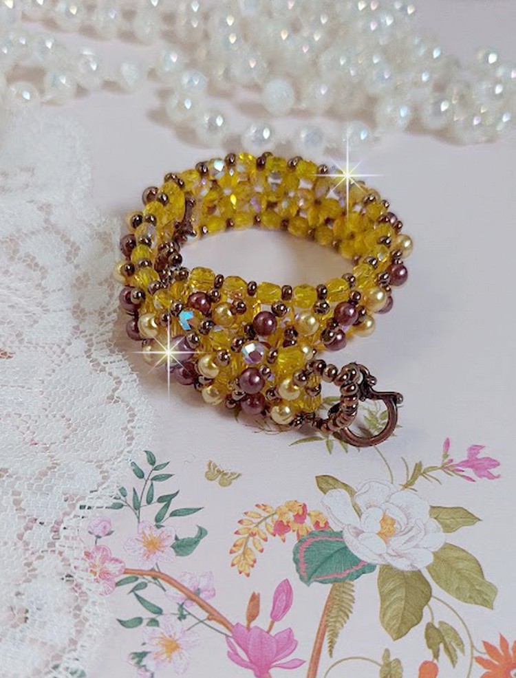 Bracelet Soleil mont&eacute; avec des facettes en verre de boh&egrave;me aux couleurs Topaze AB &agrave; laquelle s&rsquo;ajoute des perles rondes nacr&eacute;es Gold et Maron o&ugrave; elles s&rsquo;entrelacent avec les rocailles Dor&eacute;es satin&eacute;es