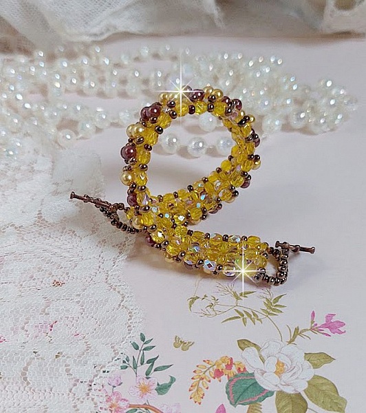 Bracelet Soleil mont&eacute; avec des facettes en verre de boh&egrave;me aux couleurs Topaze AB &agrave; laquelle s&rsquo;ajoute des perles rondes nacr&eacute;es Gold et Maron o&ugrave; elles s&rsquo;entrelacent avec les rocailles Dor&eacute;es satin&eacute;es