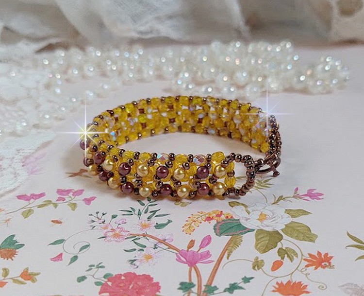 Bracelet Soleil mont&eacute; avec des facettes en verre de boh&egrave;me aux couleurs Topaze AB &agrave; laquelle s&rsquo;ajoute des perles rondes nacr&eacute;es Gold et Maron o&ugrave; elles s&rsquo;entrelacent avec les rocailles Dor&eacute;es satin&eacute;es