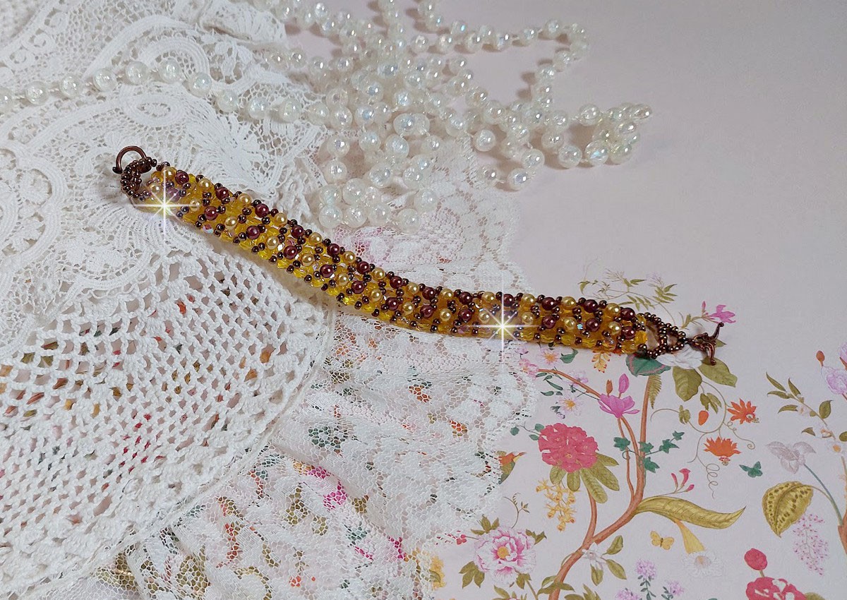 Bracelet Soleil mont&eacute; avec des facettes en verre de boh&egrave;me aux couleurs Topaze AB &agrave; laquelle s&rsquo;ajoute des perles rondes nacr&eacute;es Gold et Maron o&ugrave; elles s&rsquo;entrelacent avec les rocailles Dor&eacute;es satin&eacute;es