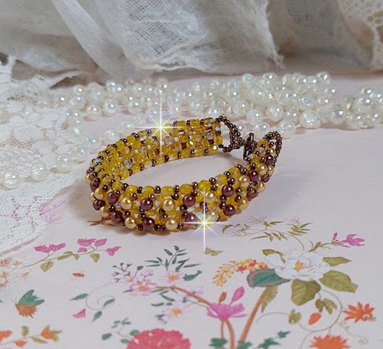 Bracelet Soleil mont&eacute; avec des facettes en verre de boh&egrave;me aux couleurs Topaze AB &agrave; laquelle s&rsquo;ajoute des perles rondes nacr&eacute;es Gold et Maron o&ugrave; elles s&rsquo;entrelacent avec les rocailles Dor&eacute;es satin&eacute;es