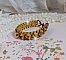 Bracelet Soleil mont&eacute; avec des facettes en verre de boh&egrave;me aux couleurs Topaze AB &agrave; laquelle s&rsquo;ajoute des perles rondes nacr&eacute;es Gold et Maron o&ugrave; elles s&rsquo;entrelacent avec les rocailles Dor&eacute;es satin&eacute;es
