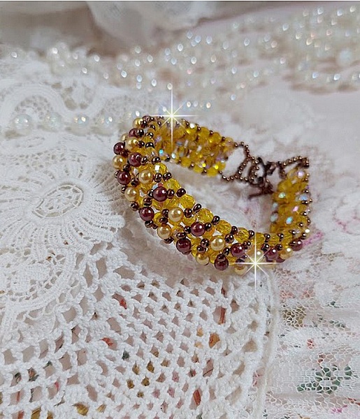 Bracelet Soleil mont&eacute; avec des facettes en verre de boh&egrave;me aux couleurs Topaze AB &agrave; laquelle s&rsquo;ajoute des perles rondes nacr&eacute;es Gold et Maron o&ugrave; elles s&rsquo;entrelacent avec les rocailles Dor&eacute;es satin&eacute;es