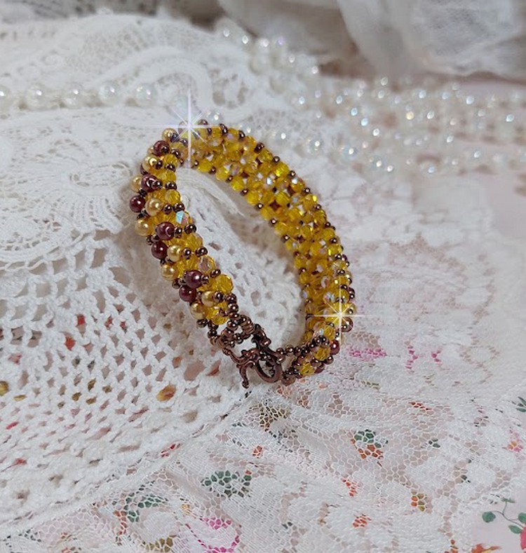 Bracelet Soleil mont&eacute; avec des facettes en verre de boh&egrave;me aux couleurs Topaze AB &agrave; laquelle s&rsquo;ajoute des perles rondes nacr&eacute;es Gold et Maron o&ugrave; elles s&rsquo;entrelacent avec les rocailles Dor&eacute;es satin&eacute;es