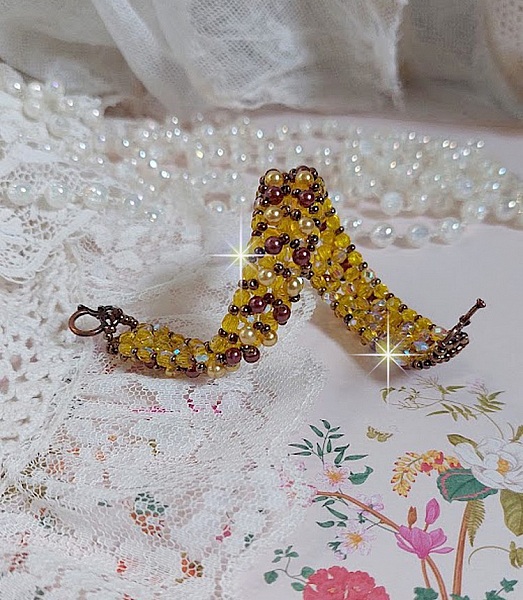 Bracelet Soleil mont&eacute; avec des facettes en verre de boh&egrave;me aux couleurs Topaze AB &agrave; laquelle s&rsquo;ajoute des perles rondes nacr&eacute;es Gold et Maron o&ugrave; elles s&rsquo;entrelacent avec les rocailles Dor&eacute;es satin&eacute;es