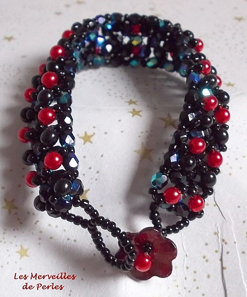 Bracelet en perles Velours Noir et Rouge avec des facettes et des perles nacr&eacute;es en verre