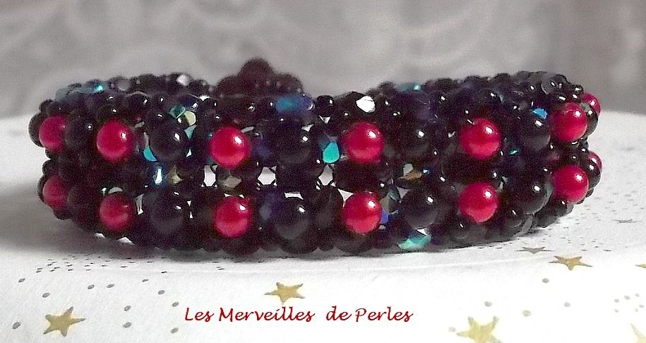 Bracelet en perles Velours Noir et Rouge avec des facettes et des perles nacr&eacute;es en verre