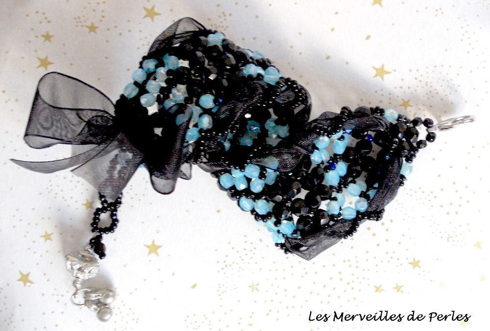 Bracelet Prestige avec des facettes noires et bleu et un ruban organza