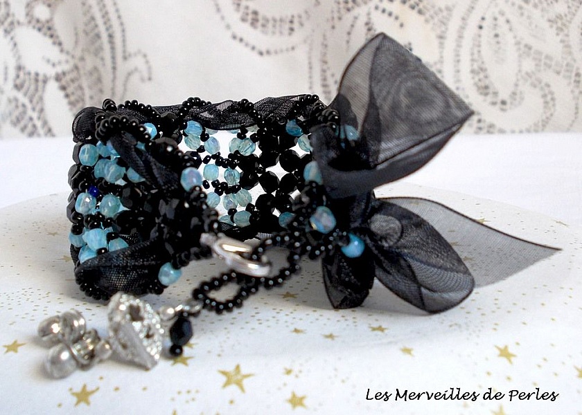 Bracelet Prestige avec des facettes noires et bleu et un ruban organza