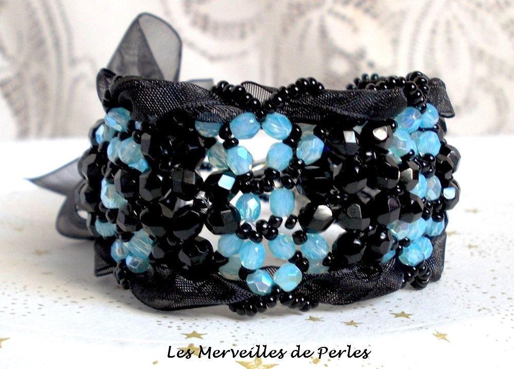 Bracelet Prestige avec des facettes noires et bleu et un ruban organza