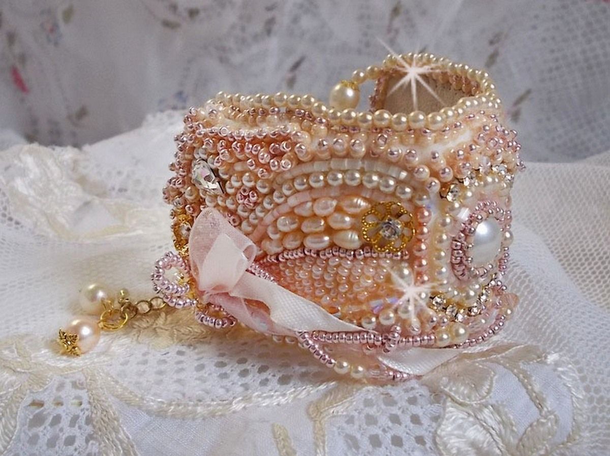 Bracelet Poudre de Riz manchette brod&eacute; avec des perles de culture d'eau douce, des perles nacr&eacute;es, des rocailles et des Cristaux de Swarovski