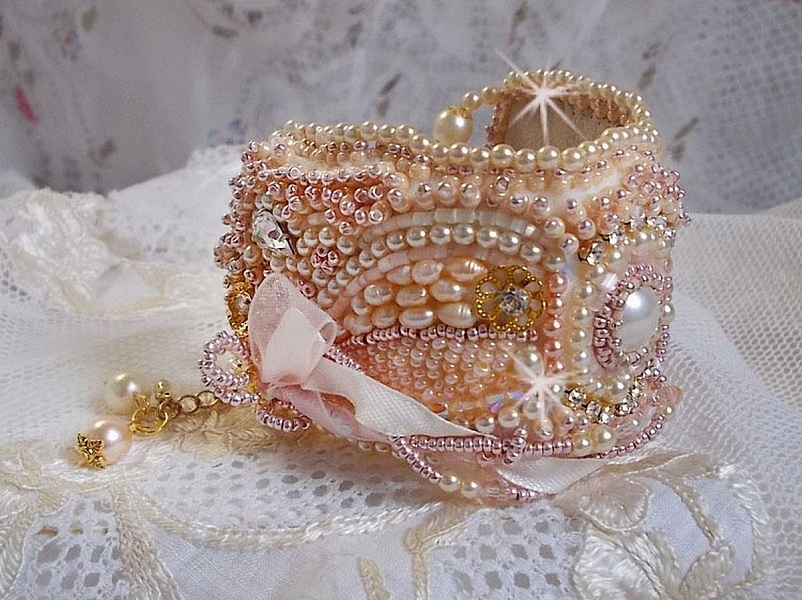 Bracelet Poudre de Riz manchette brod&eacute; avec des perles de culture d'eau douce, des perles nacr&eacute;es, des rocailles et des Cristaux de Swarovski