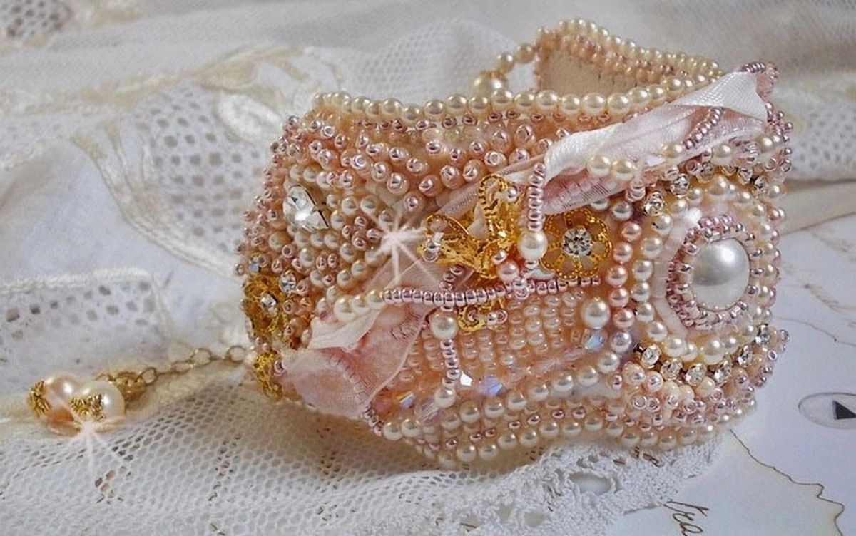 Bracelet Poudre de Riz manchette brod&eacute; avec des perles de culture d'eau douce, des perles nacr&eacute;es, des rocailles et des Cristaux de Swarovski