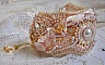 Bracelet Poudre de Riz manchette brod&eacute; avec des perles de culture d'eau douce, des perles nacr&eacute;es, des rocailles et des Cristaux de Swarovski